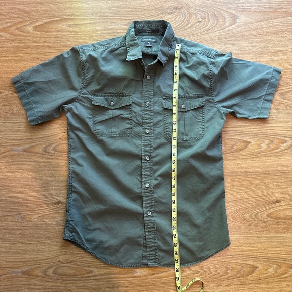 Eddie Bauer, *NWOT* Classic Fit, Button short-sleeved shirt. - Picture 3 of 5